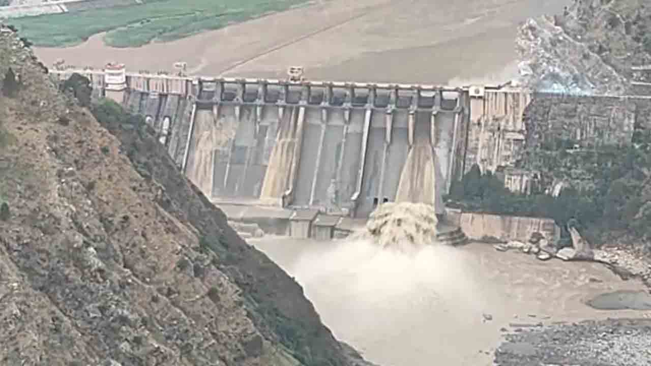 Salal Dam | సలాల్‌ డ్యామ్‌ నుంచి పాకిస్థాన్‌కు స్వల్పంగా నీటి విడుదల.. Video