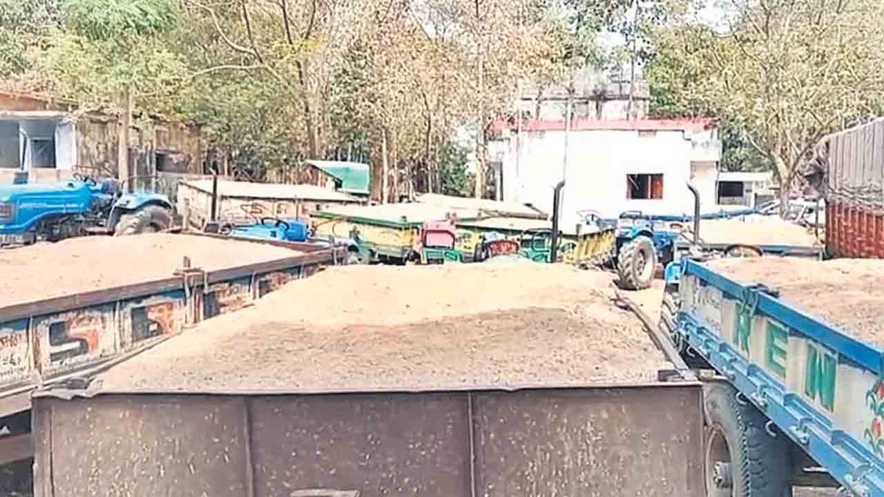 ఆగని ఇసుక దందా !