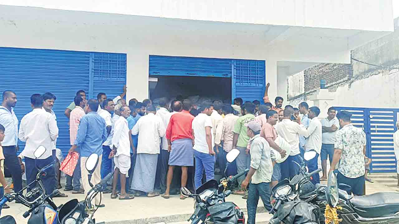 1200 బ్యాగులకు 500లే!