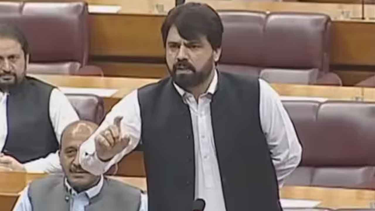 మా ప్రధాని పిరికిపంద.. పాక్‌ ప్రధానిపై ఆ దేశ ఎంపీ సంచలన వ్యాఖ్యలు