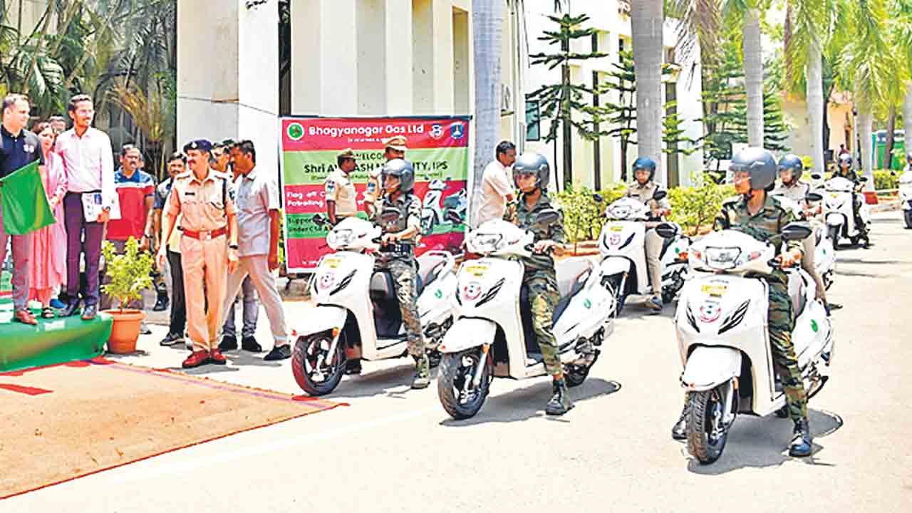 షీ టీమ్స్‌కి స్కూటీలు అందజేత