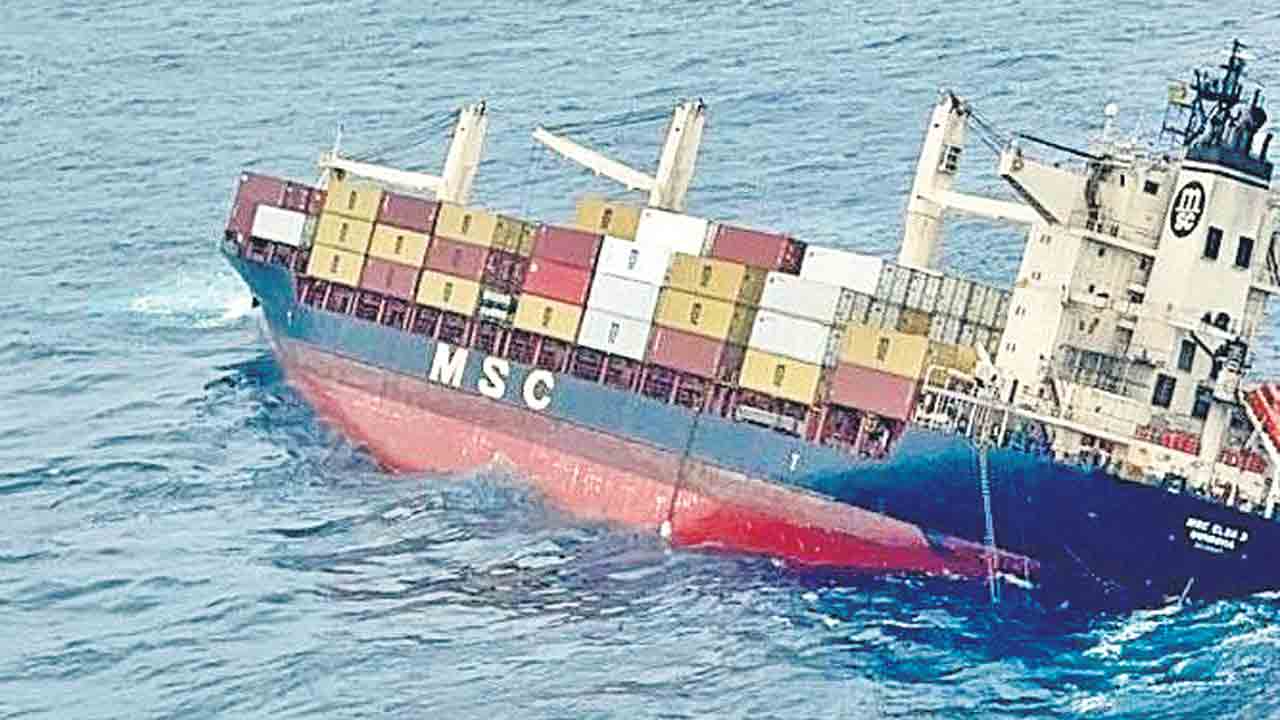 అరేబియాలో ఒరిగిన నౌక