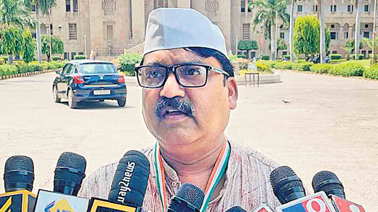 కబ్జాకోరులకు కొమ్ముకాస్తున్న కాంగ్రెస్‌