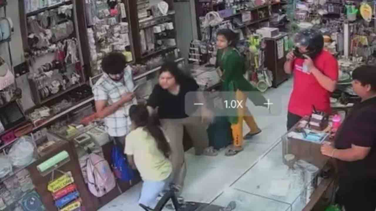 Watch: కొన్న వస్తువులు తీసుకునేందుకు నిరాకరించినందుకు.. యువతి ఏం చేసిందంటే?