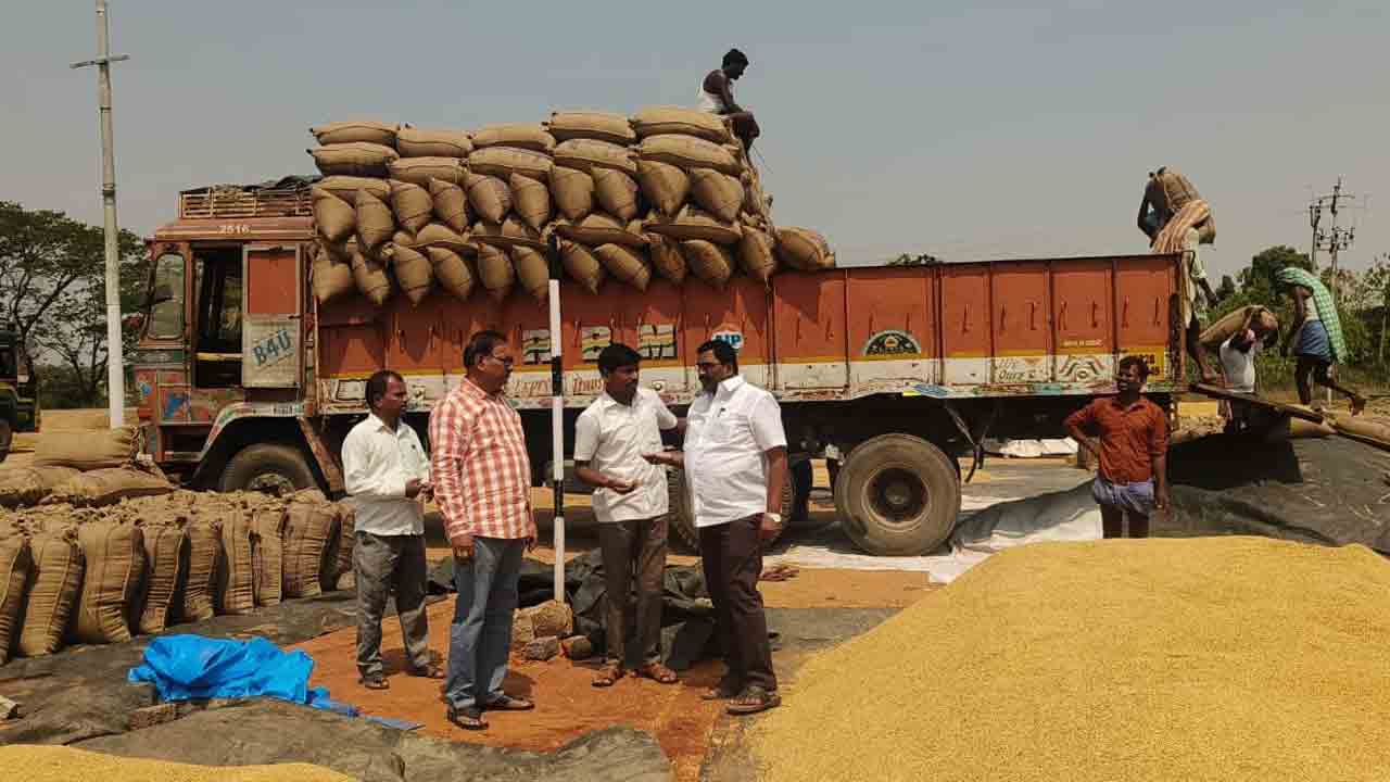 గన్నీ బ్యాగుల కొరతపై కలెక్టర్‌ సీరియస్‌