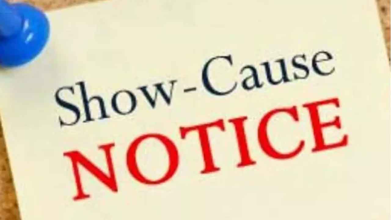 విధుల్లో నిర్లక్ష్యం.. ముగ్గురికి షోకాజ్‌ నోటీసులు