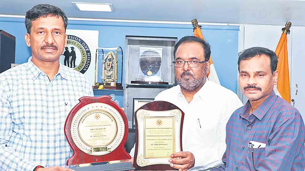 సింగరేణి సీఎండీకి ఎక్సలెన్స్‌ అవార్డు