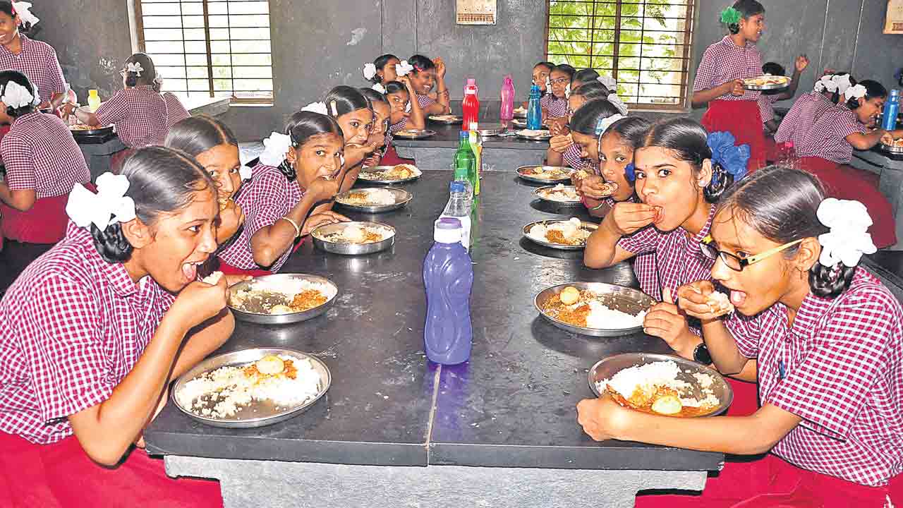 గురుకుల విద్యార్థులకే మెస్‌ బాధ్యత!