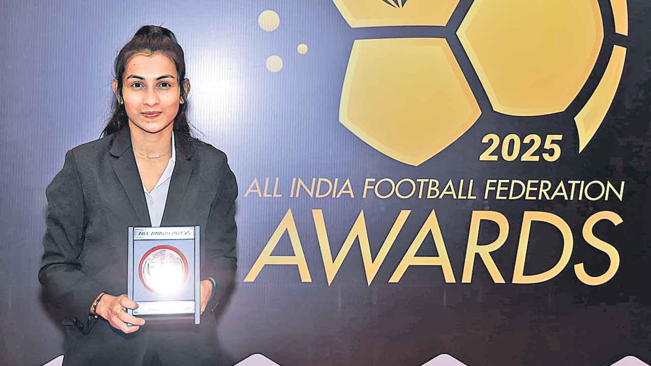 బెస్ట్‌ వుమన్‌ ఫుట్‌బాలర్‌ సౌమ్య