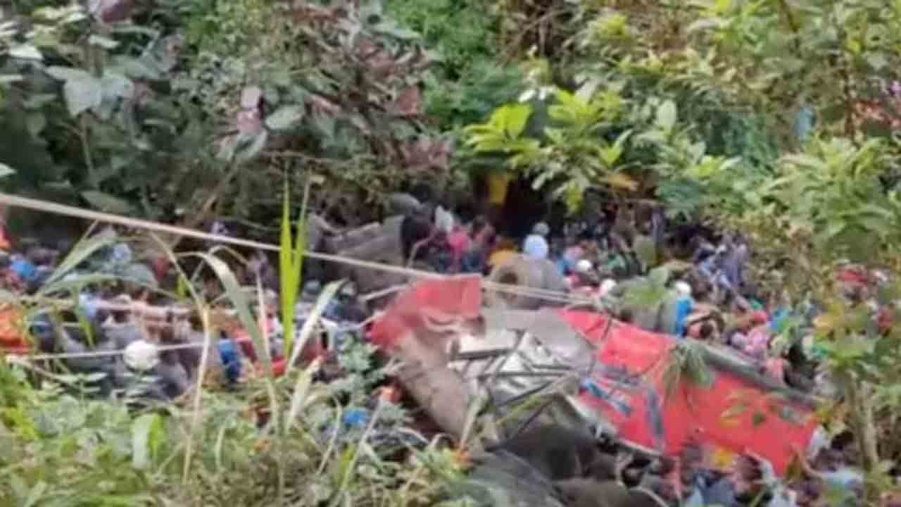 Bus Skids Off Cliff | లోయలో పడిపోయిన బస్సు.. 15 మంది మృతి