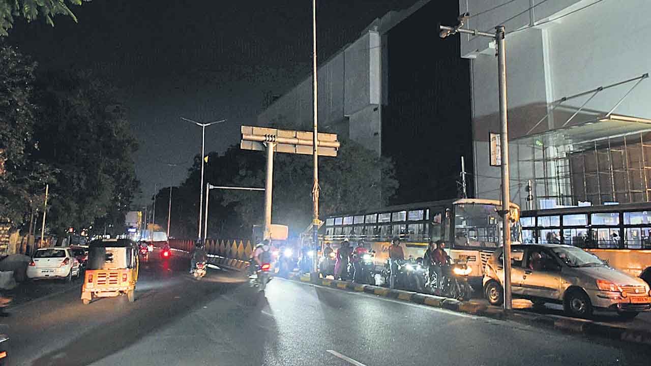 నగర వీధులు అంధకారంలో స్ట్రీట్‌లైట్ల నిర్వహణ అధ్వానం!