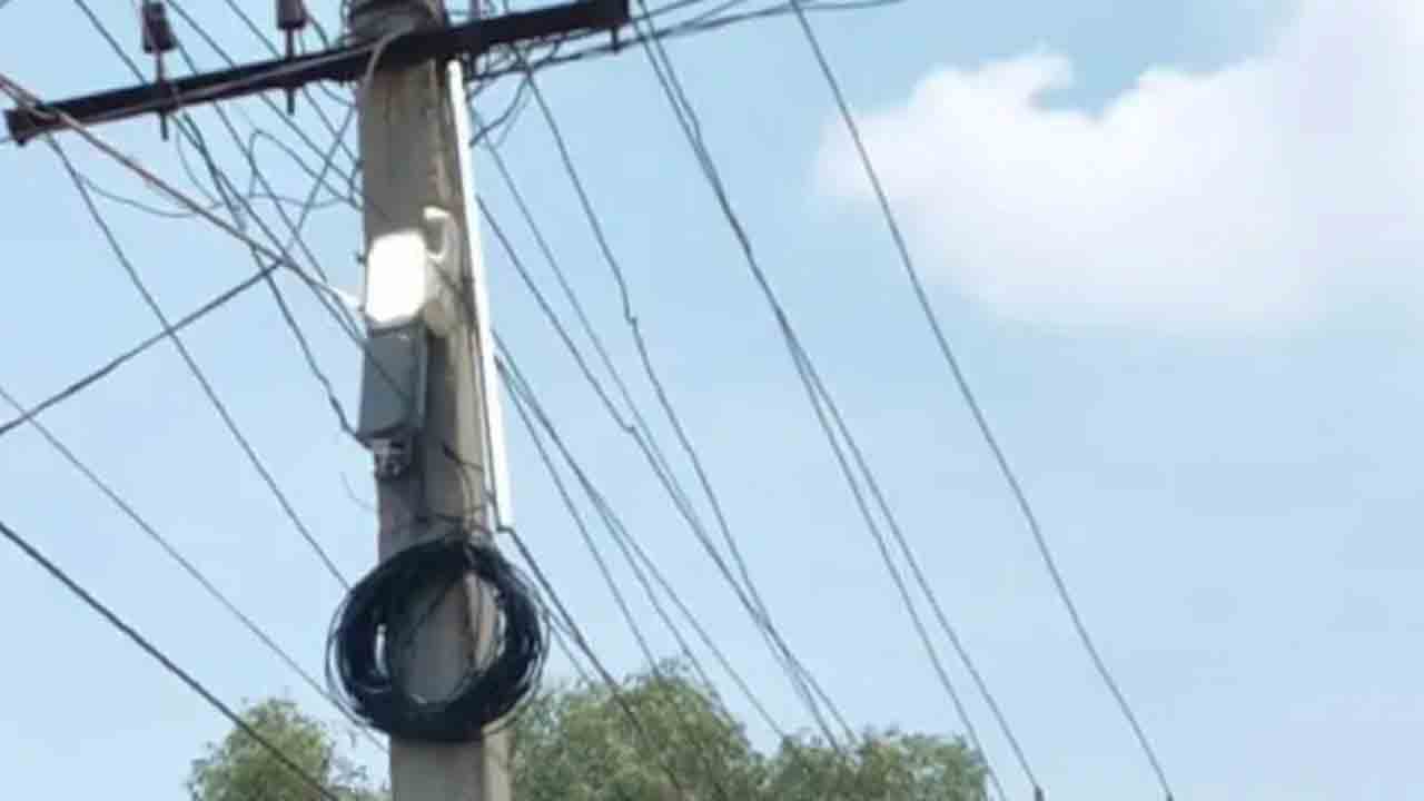 Street lights | పట్టపగలే వెలుగుతున్న వీధిలైట్లు.. పట్టించుకోని మున్సిపల్‌ సిబ్బంది