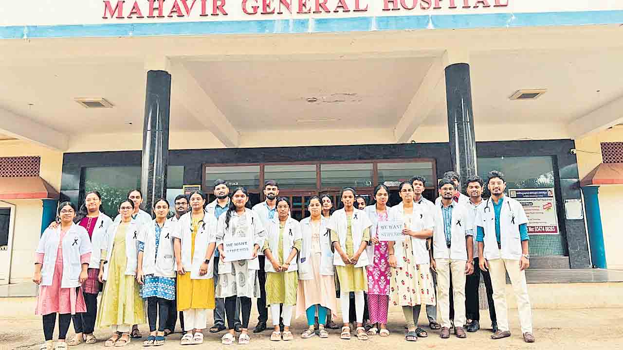 నల్లబ్యాండ్లు ధరించి వైద్య విద్యార్థుల నిరసన
