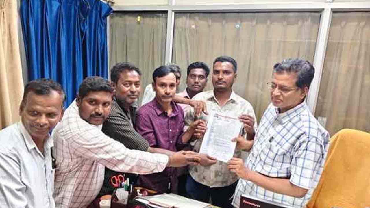 Library sweepers | గ్రంథాలయ పార్ట్టైం స్వీపర్స్ సమస్యలు పరిష్కరించాలని వినతి