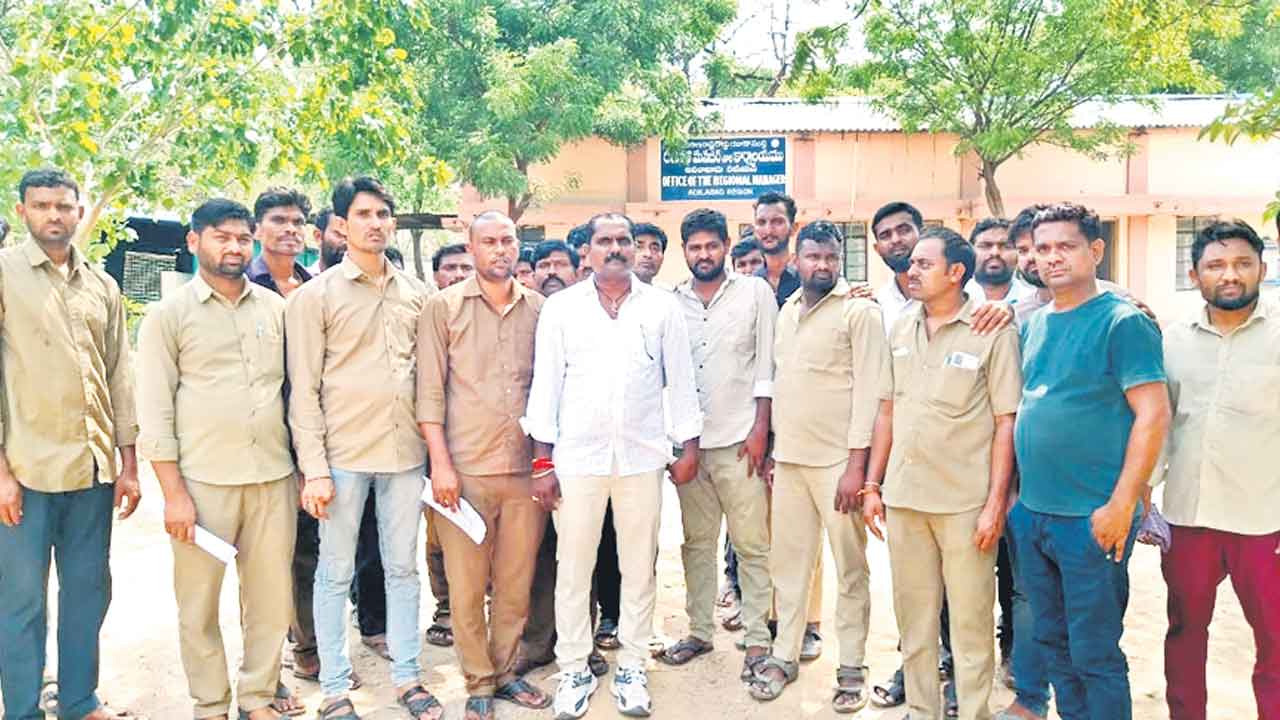 ఆర్టీసీ అద్దె బస్సు డ్రైవర్ల నిరసన.. శిక్షణకు పంపించాలని డిమాండ్‌