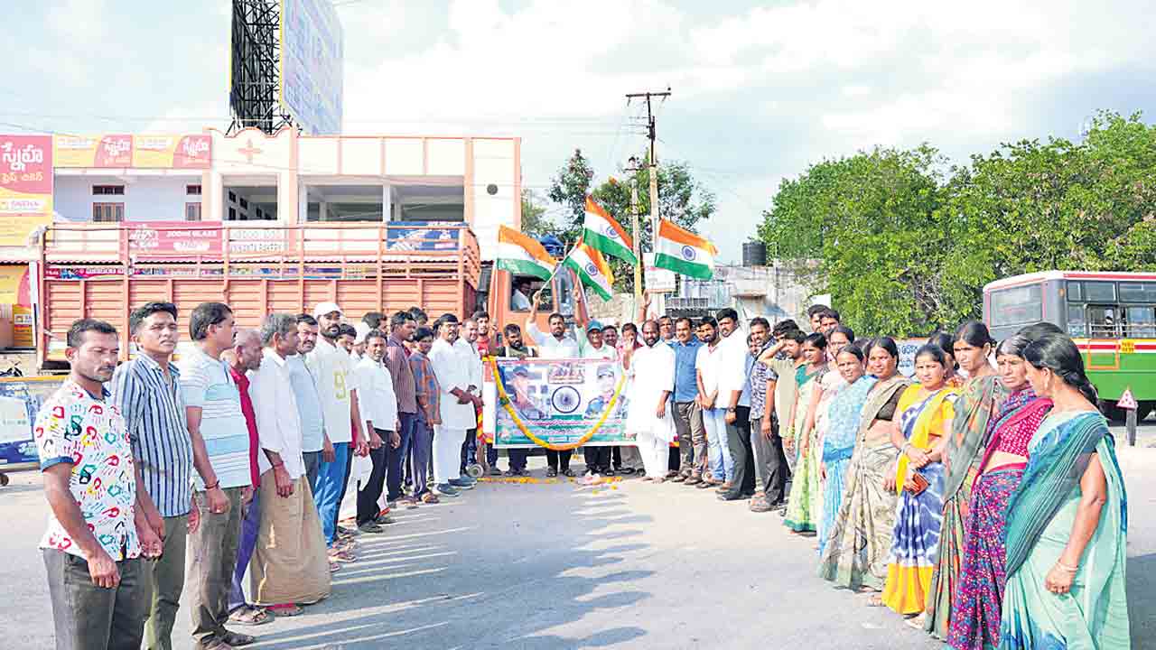 వీర జవాన్లకు ఘన నివాళి