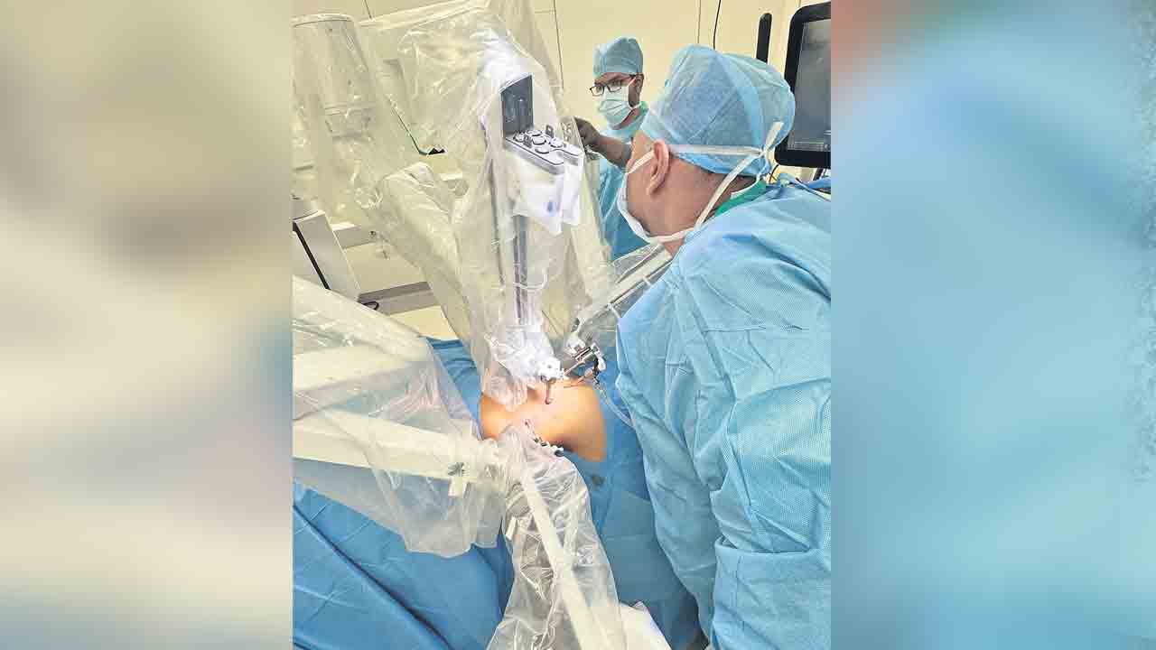 కాలేయ రోగికి రోబోటిక్‌ సర్జరీ