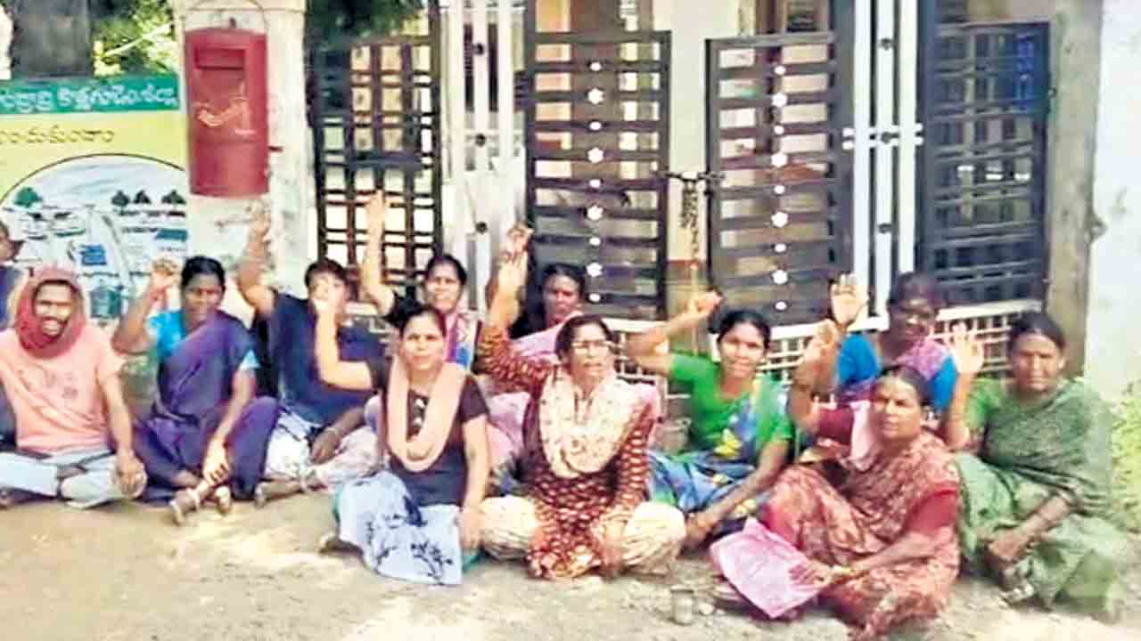 అనర్హులకు ఇండ్లు ఎట్లిస్త్తరు?