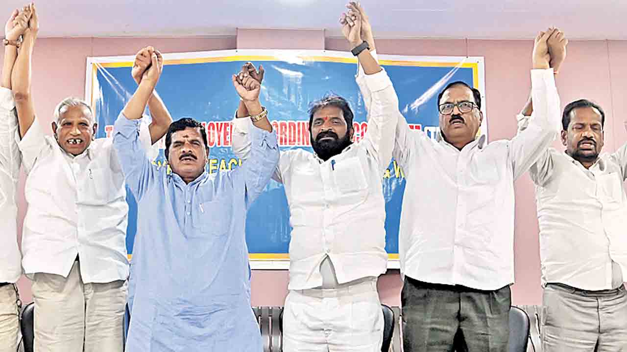 ఉద్యోగులను అవమానిస్తరా.. ప్రభుత్వ సొమ్ము దోచుకుంటున్నట్టు చిత్రీకరించడం దుర్మార్గం : టీఈసీసీ