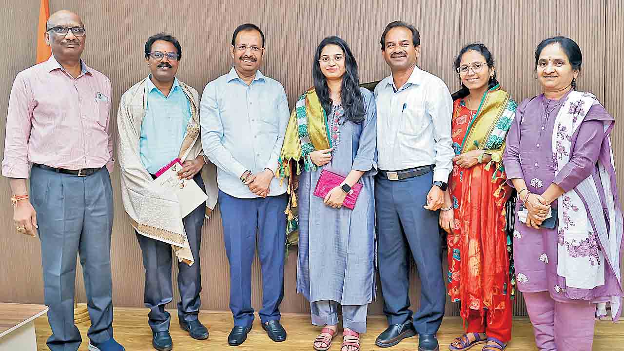 సివిల్స్‌ ర్యాంకర్‌ సాయి శివానికి అభినందన