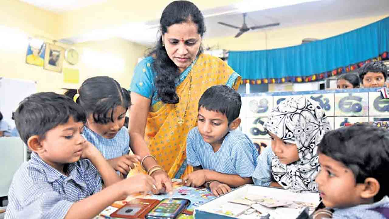 మొదటి తారీఖు జీతం.. అబద్ధం