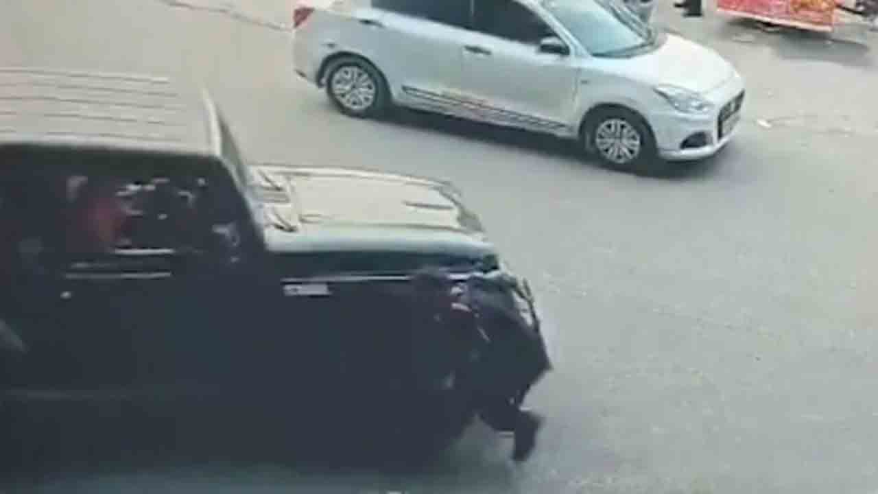 Watch: హారన్‌ మోగించవద్దన్న సెక్యూరిటీ గార్డు.. వాహనంతో ఢీకొట్టిన డ్రైవర్‌