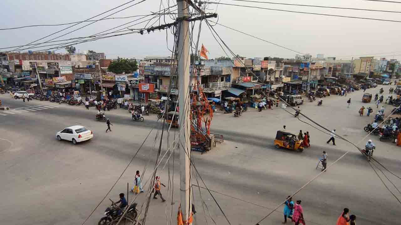 రోడ్లపైనే వాహనాల పార్కింగ్‌