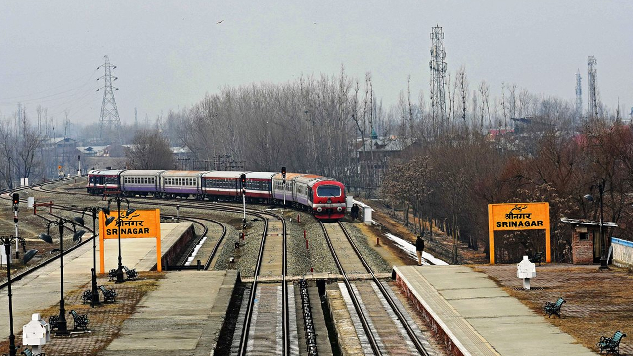 USBRL | చరిత్రలో ఇదే తొలిసారి..! 800 మంది సైనికులతో ఢిల్లీ నుంచి శ్రీనగర్‌కు చేరిన రైలు..!