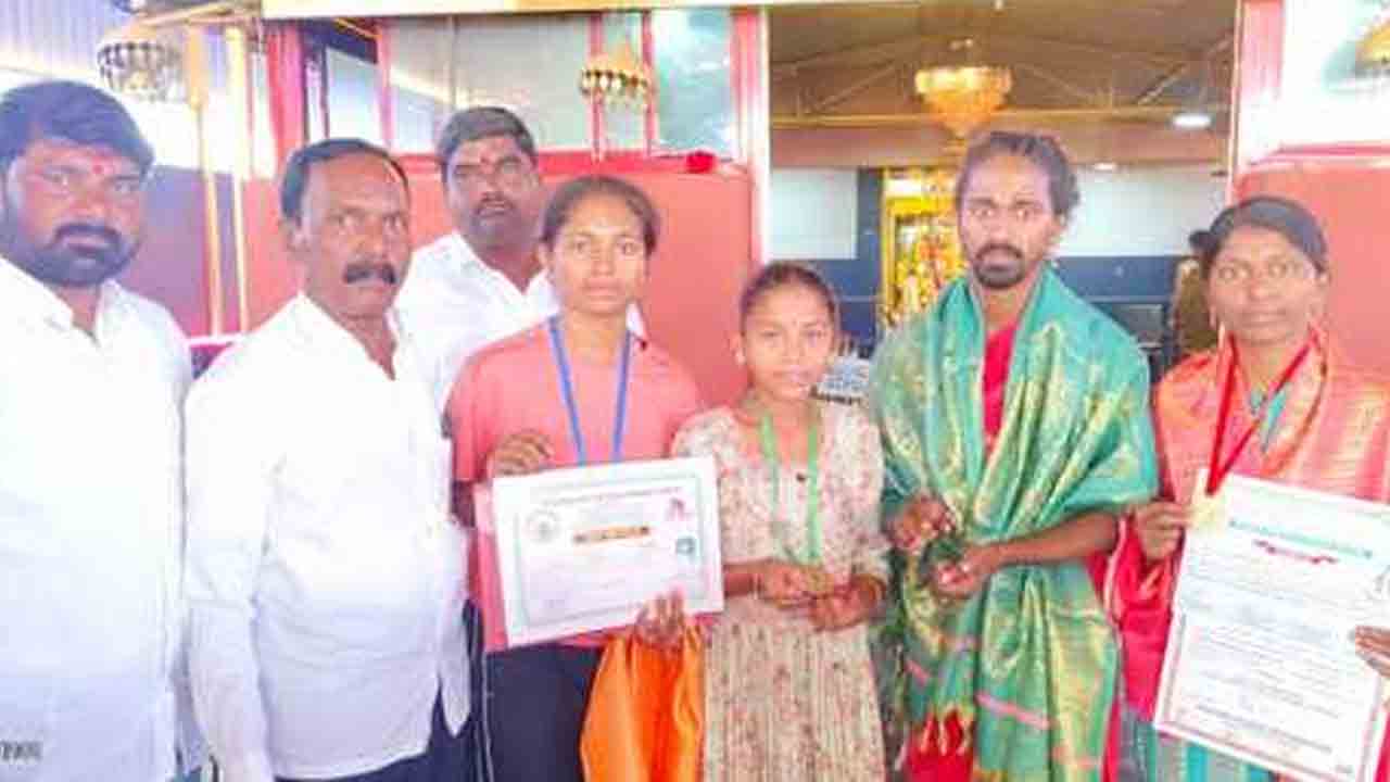 Ootkur | జాతీయస్థాయి క్రీడా విజేతలను అభినందించిన ఆదిత్య పరాశ్రీ స్వామిజీ