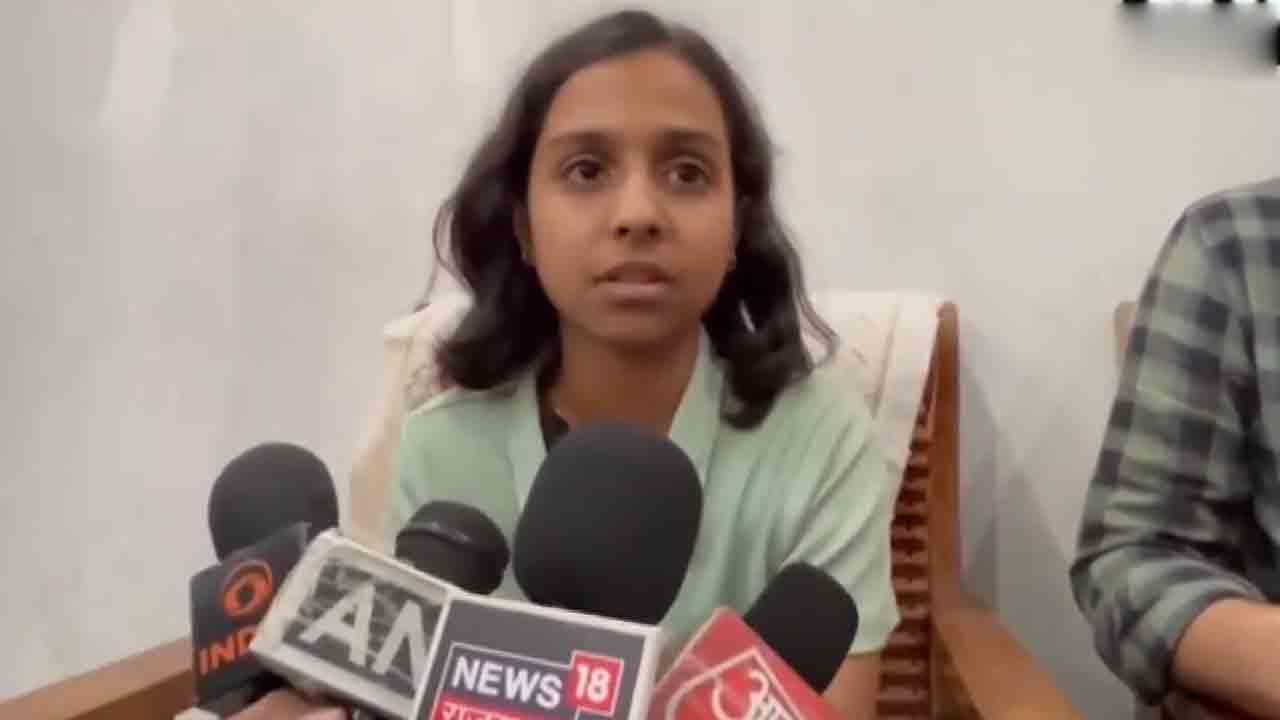 Vartika | నేనూ నా తండ్రిలాగా సైనికురాలినవుతా.. పాకిస్థాన్‌పై ప్రతీకారం తీర్చుకుంటా.. Video