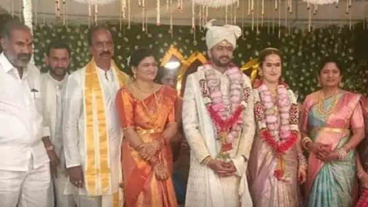 Vemulawada man marries Italian woman | ఇటలీ అమ్మాయిని పెళ్లాడిన.. వేములవాడ   అబ్బాయి