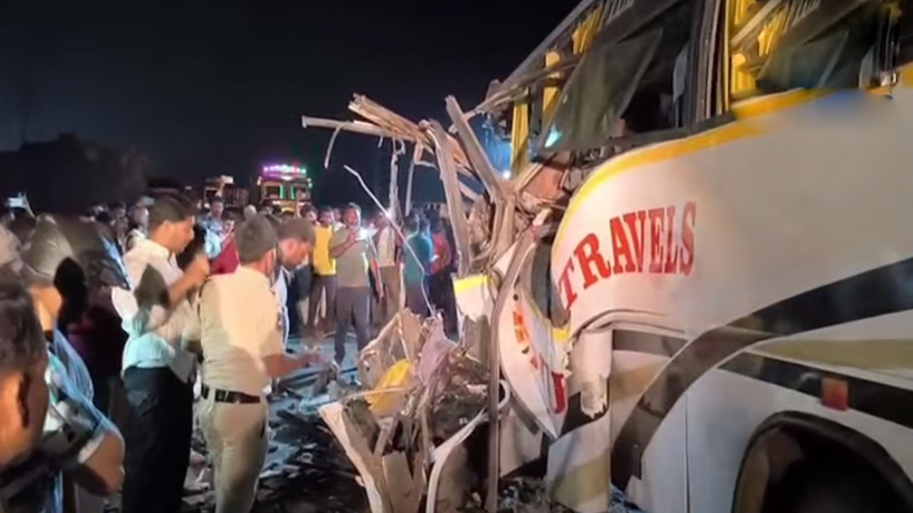 Vikarabad | ఆగి ఉన్న లారీని ఢీకొట్టిన పెండ్లి బస్సు.. నలుగురు మృతి, 20 మందికి తీవ్రగాయాలు