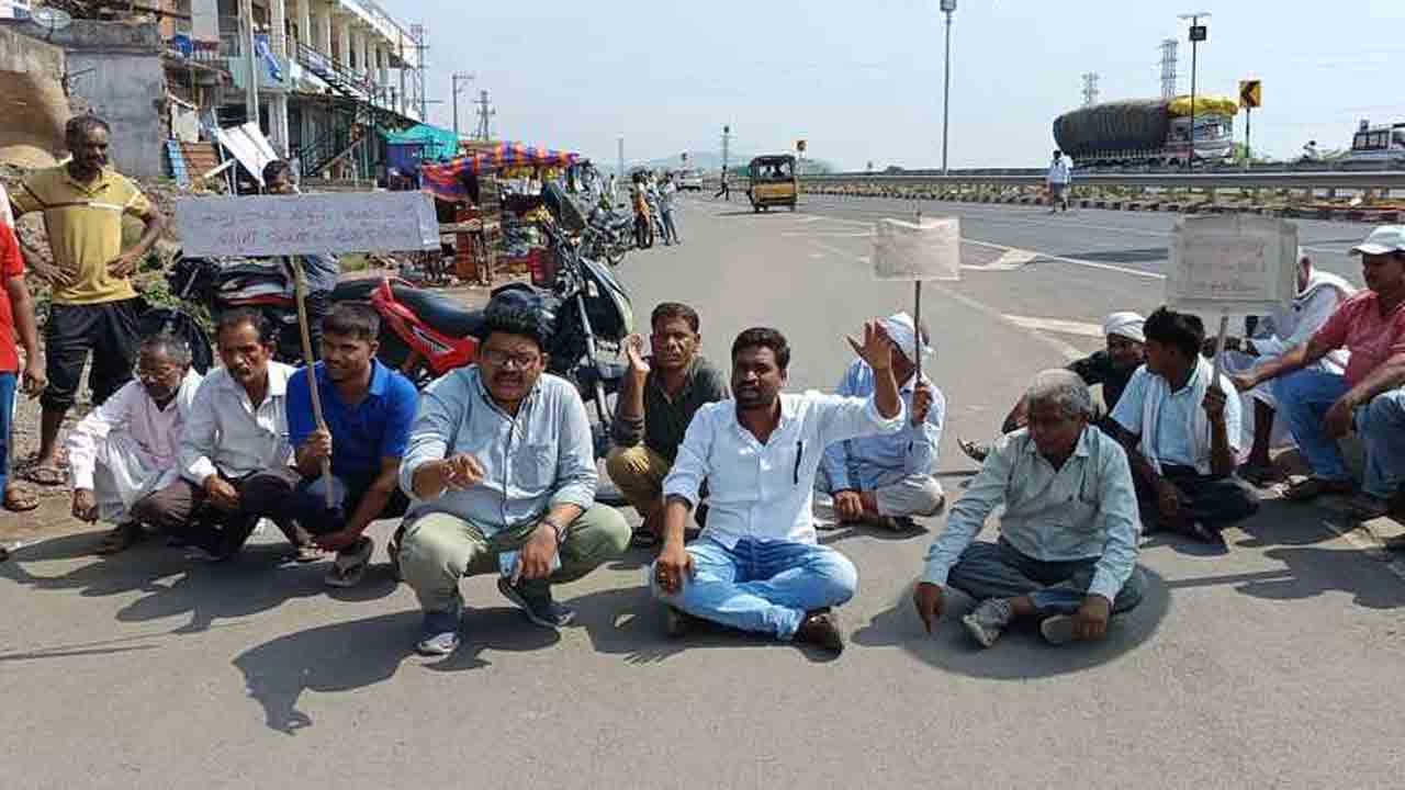 Villagers Protests | కేంద్ర మంత్రి గడ్కరీ రాక.. ప్లకార్డులతో గ్రామస్థుల నిరసన