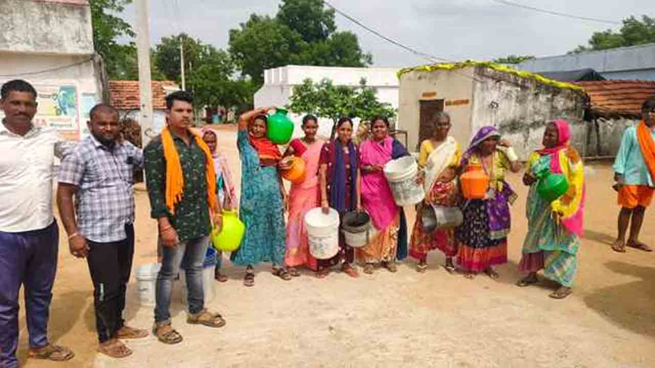 Tribal Womens Protest | తాగునీటికి కటకట.. ఖాళీ బిందెలతో గిరిజన మహిళల నిరసన