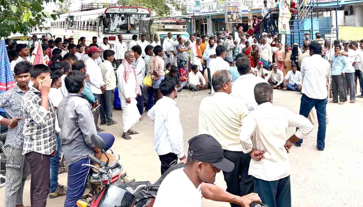 Tribals protest | కాంగ్రెస్ నాయకుడు రోడ్డు పనులు ఆపారని గిరిజనుల రాస్తారోకో