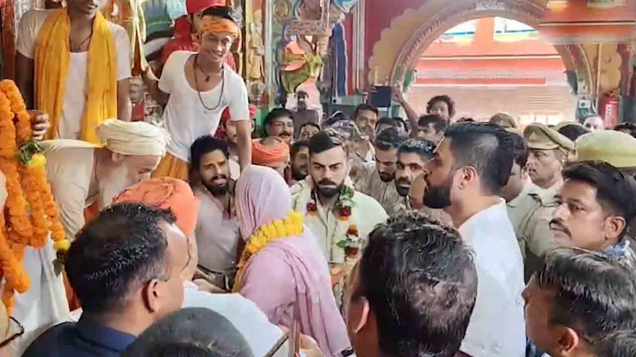 Virat kohli | అయోధ్యలోని హనుమాన్ గర్హిలో విరాట్ దంపతుల పూజలు.. Videos