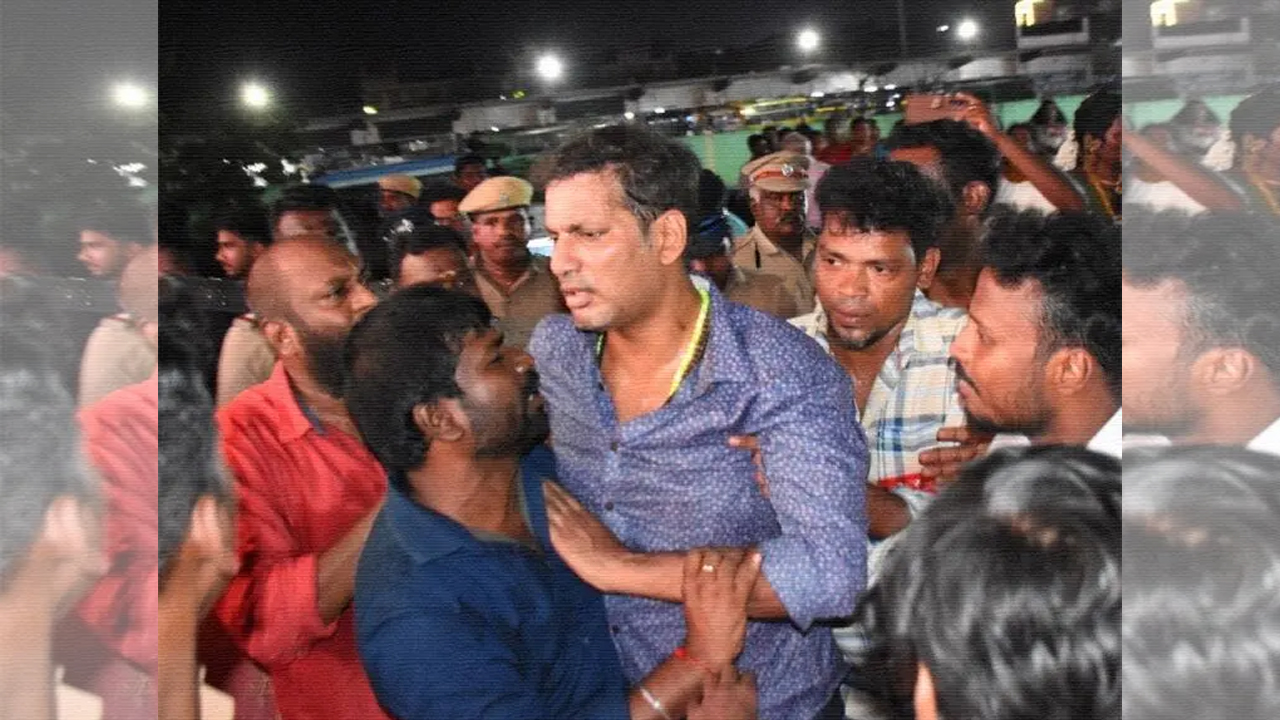 Vishal | హీరో విశాల్కు అస్వస్థత.. వేదికపైనే స్పృహ తప్పిపడిపోయిన నటుడు..!