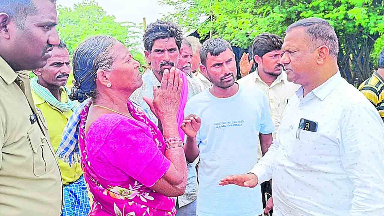 కాళ్లు మొక్కినా కనికరిస్తలేరు..