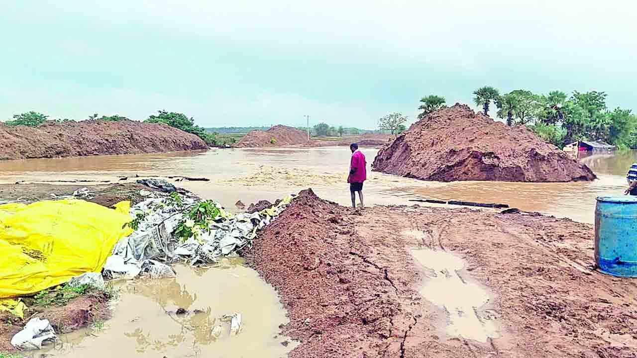 వరద ఉధృతికి తెగిన రోడ్లు..