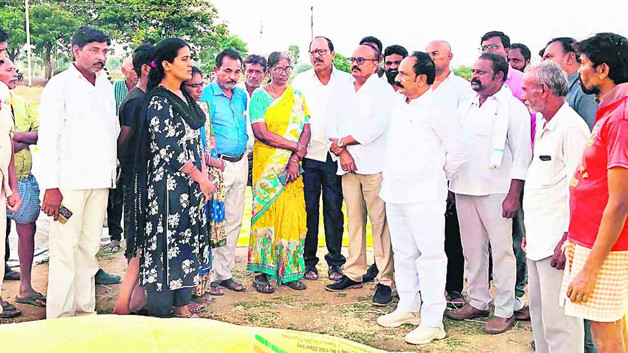 25 రోజులైనా ధాన్యం కొనరా?