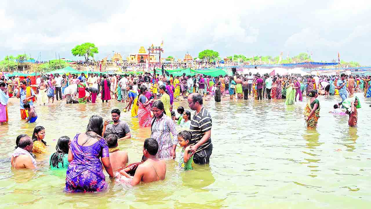 పదో రోజు పోటెత్తారు