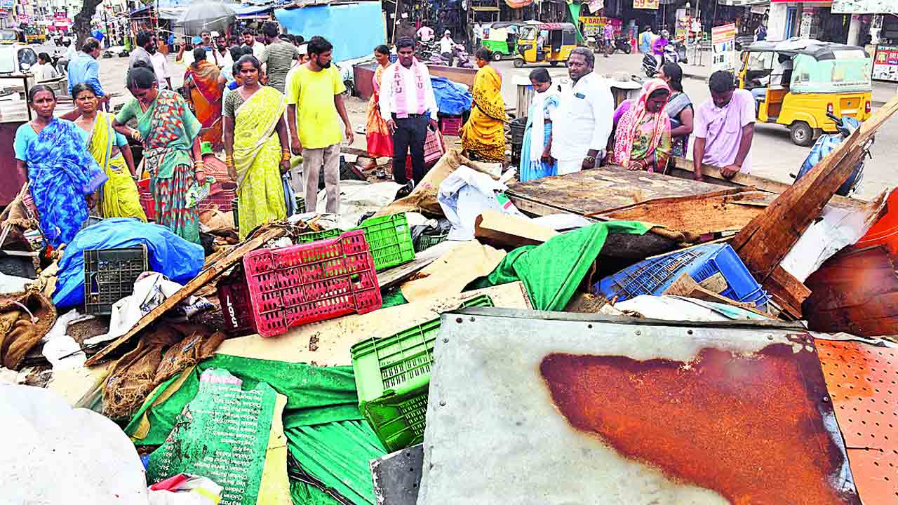 చిరు వ్యాపారులపై ప్రతాపం