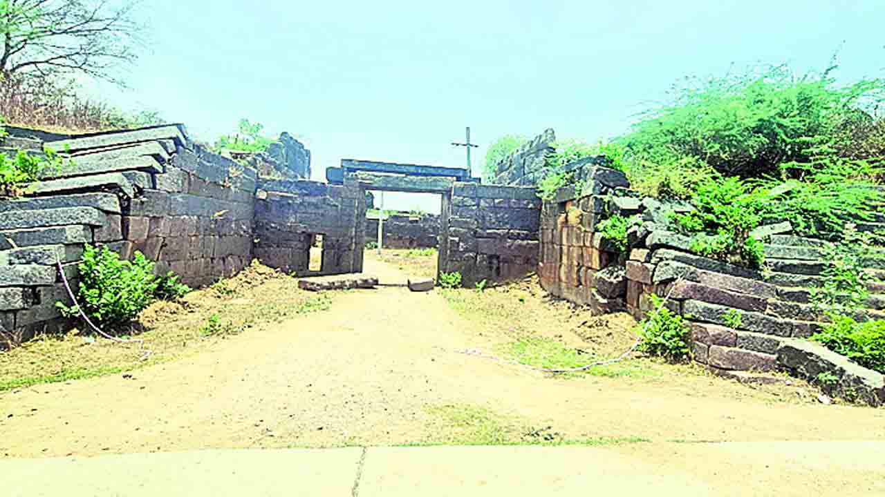 కూలుతున్న కోటగోడలు