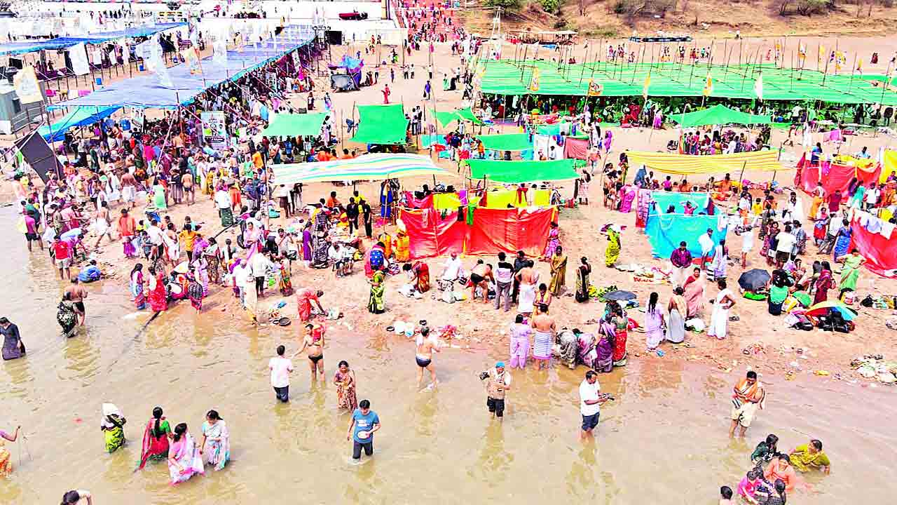 పెరిగిన రద్దీ..సౌకర్యాల్లేక ఇబ్బంది