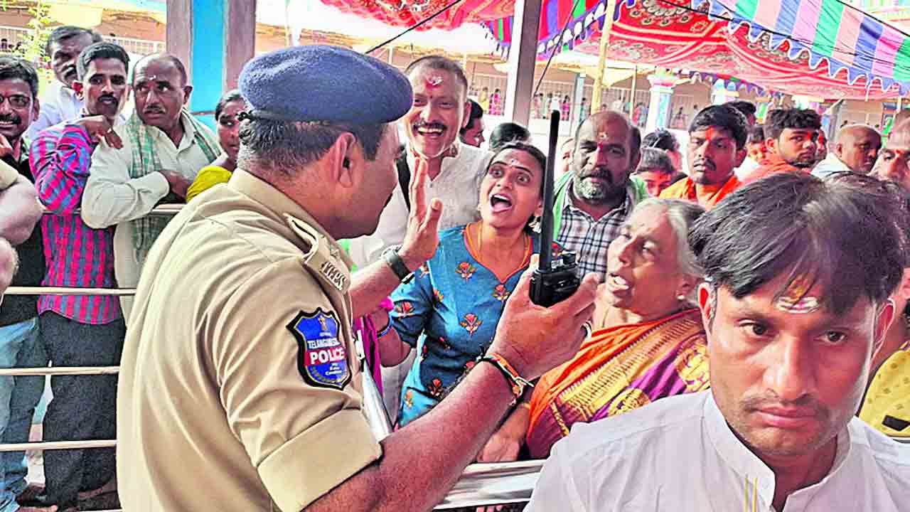 భక్తులు ఫుల్‌.. సౌకర్యాలు నిల్‌