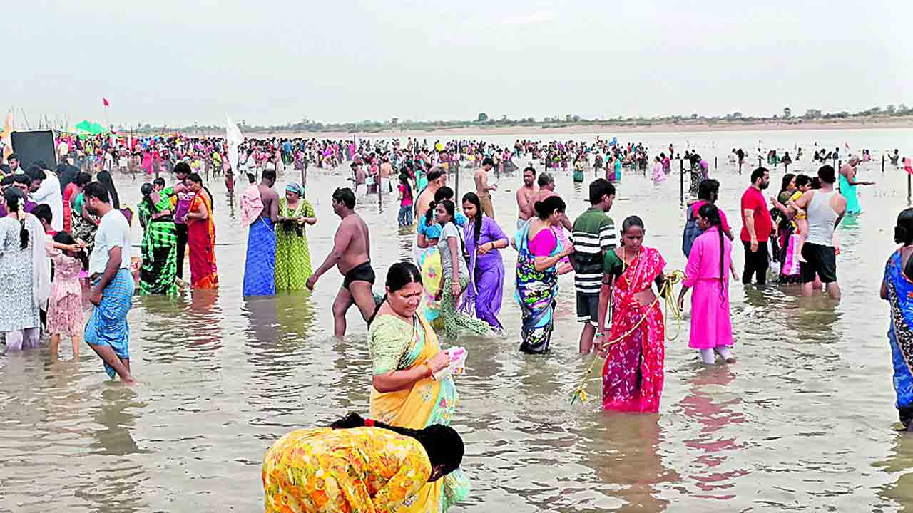 కాళేశ్వరం.. వెల్లువలా జనం