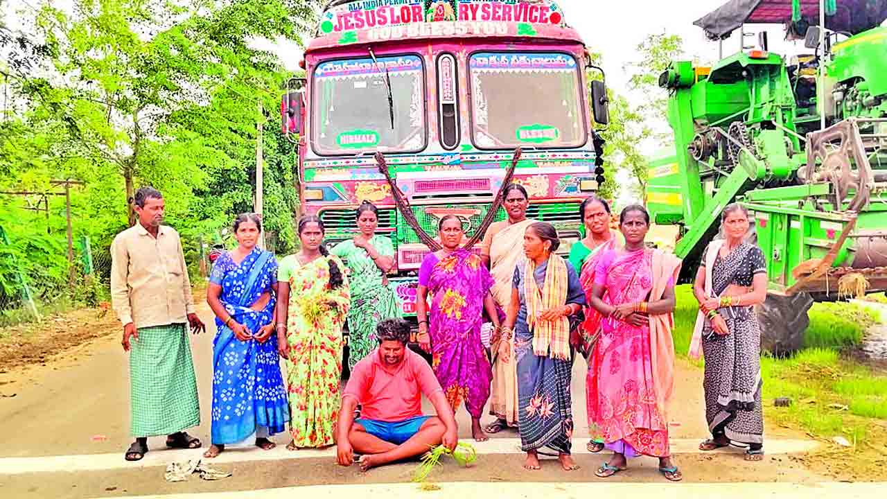 తడిసిన ధాన్యం.. కన్నీటి పర్యంతం