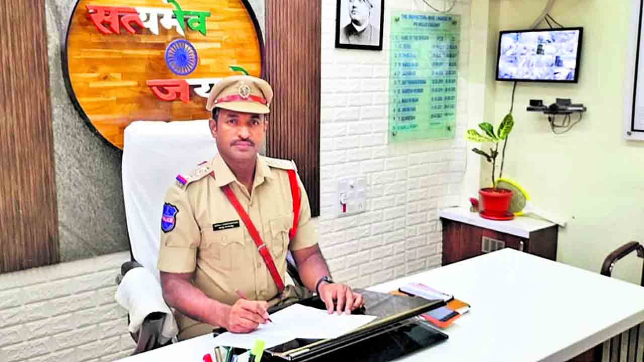 మిల్స్‌కాలనీ ఇన్‌స్పెక్టర్‌ వెంకటరత్నంపై వేటు