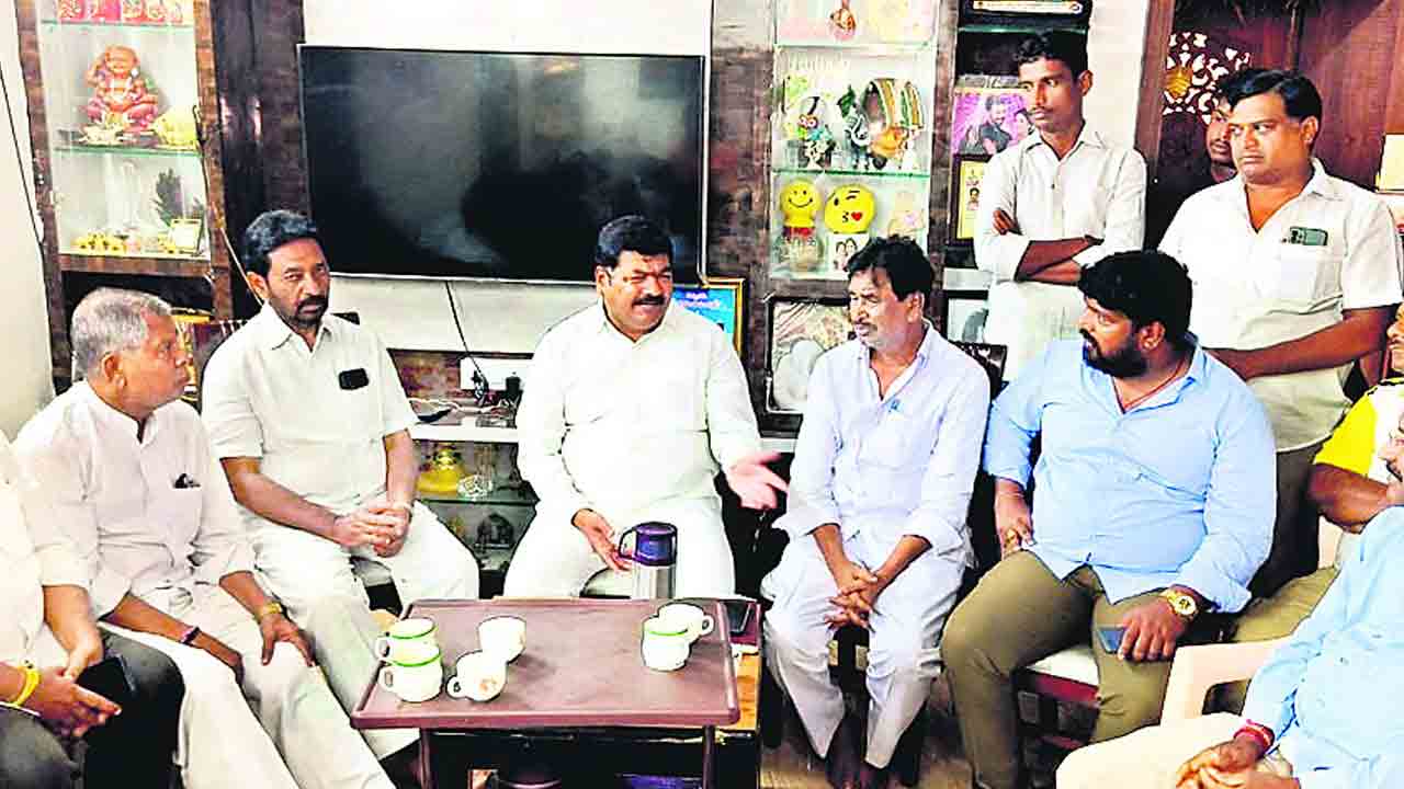 తూర్పు కాంగ్రెస్‌లో కక్షా రాజకీయం