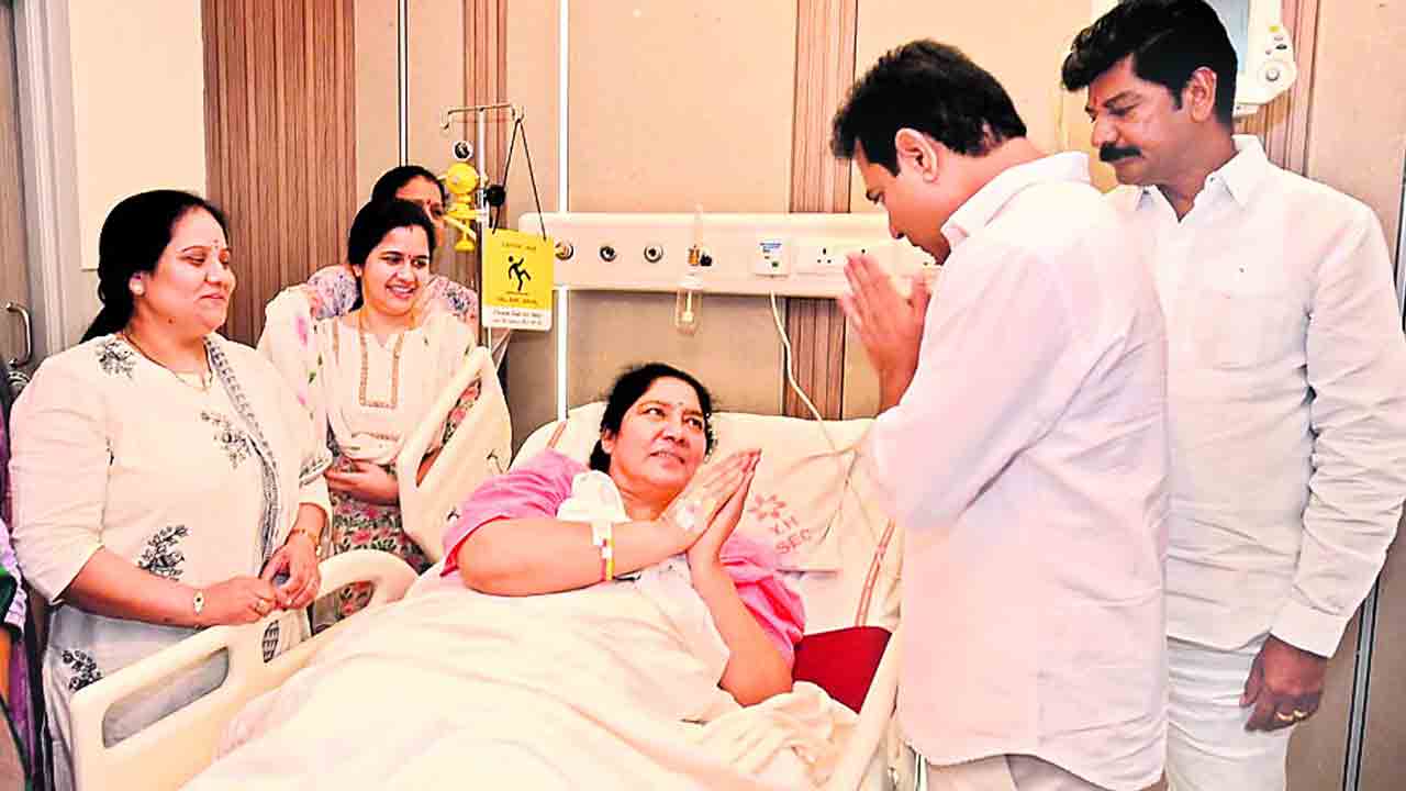 మాజీ మంత్రి సత్యవతికి కేటీఆర్‌ పరామర్శ